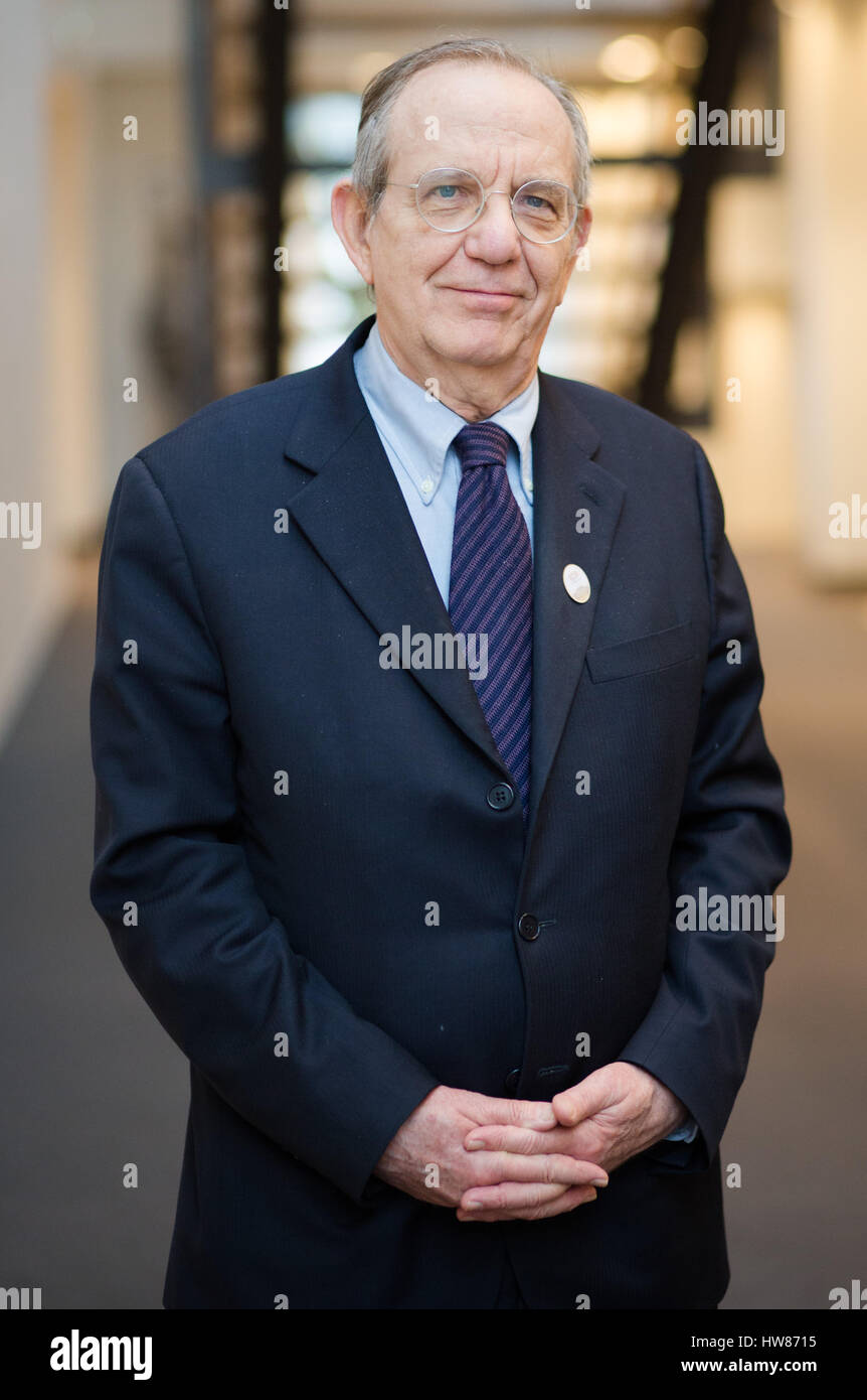 Baden-Baden, Germania. Xviii Mar, 2017. Il Ministro italiano delle Finanze Pier Carlo Padoan durante il G20 dei ministri delle Finanze riuniti a Baden-Baden, Germania, 18 marzo 2017. Foto: Christoph Schmidt/dpa/Alamy Live News Foto Stock