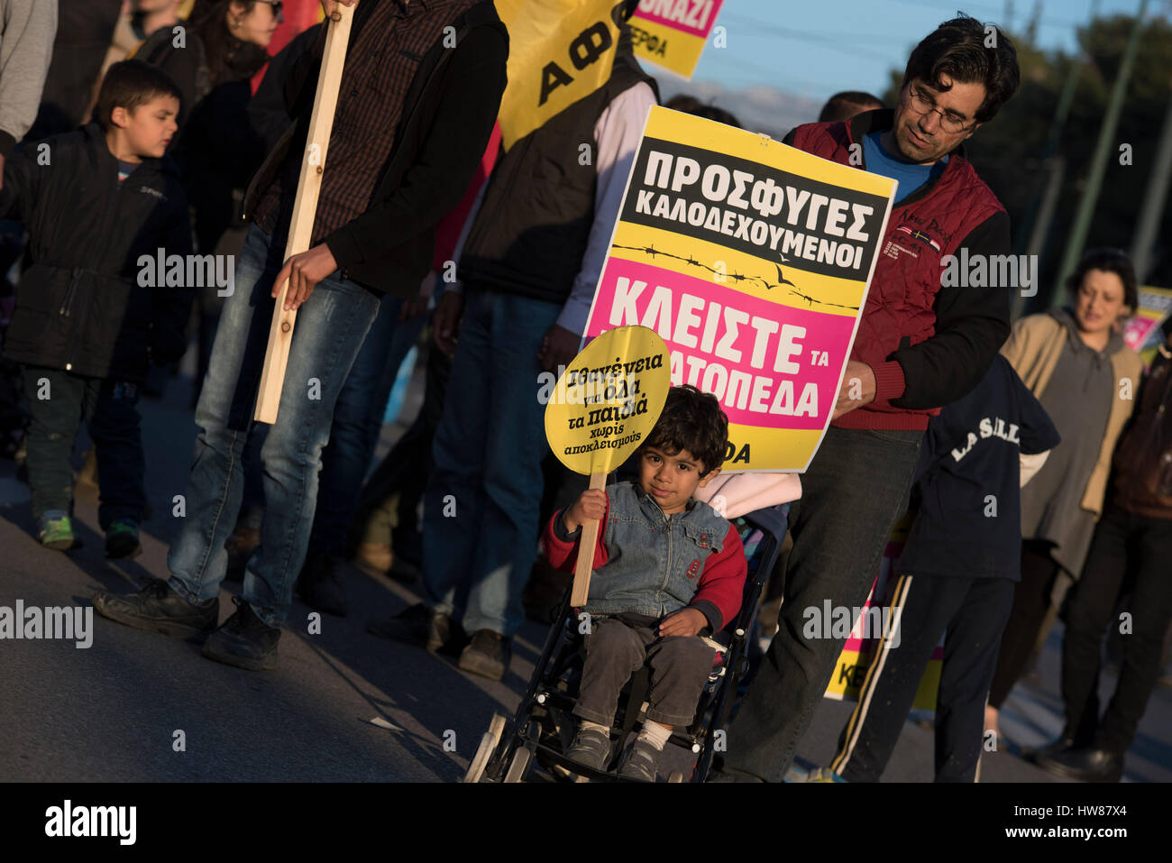 Atene, Grecia. Xviii Msrch, 2017. I rifugiati tenere cartelli e gridare slogan contro la chiusura delle frontiere e l'UE-Turchia trattare lasciando loro bloccati in Grecia. Di sinistra, anti-razzista e le organizzazioni per i diritti umani in scena un rally in occasione dell'azione europea settimana contro il razzismo e la Giornata Internazionale per l Eliminazione della Discriminazione Razziale a dimostrare contro il razzismo e il fascismo e Unione europea politiche di migrazione. © Nikolas Georgiou/Alamy Live News Foto Stock