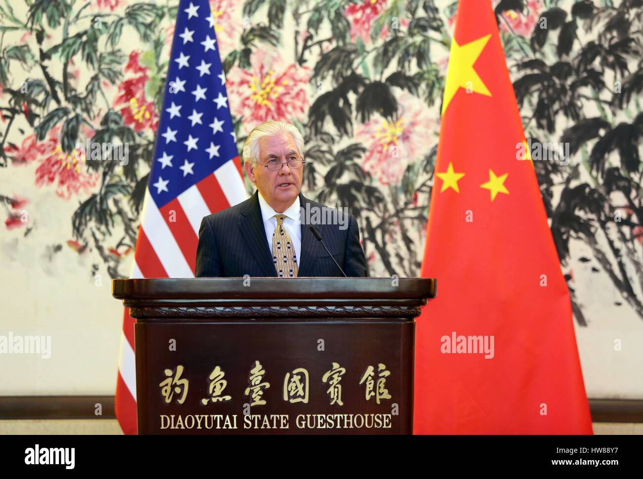 Pechino, Cina. Il 18 marzo, 2017. Stati Uniti Il segretario di Stato Rex Tillerson durante una conferenza stampa congiunta con il Ministro degli Affari Esteri cinese Wang Yi al Diaoyutai State Guest house Marzo 18, 2017 a Pechino, in Cina. Tillerson è il suo primo viaggio in Asia come Segretario di Stato. Credito: Planetpix/Alamy Live News Foto Stock