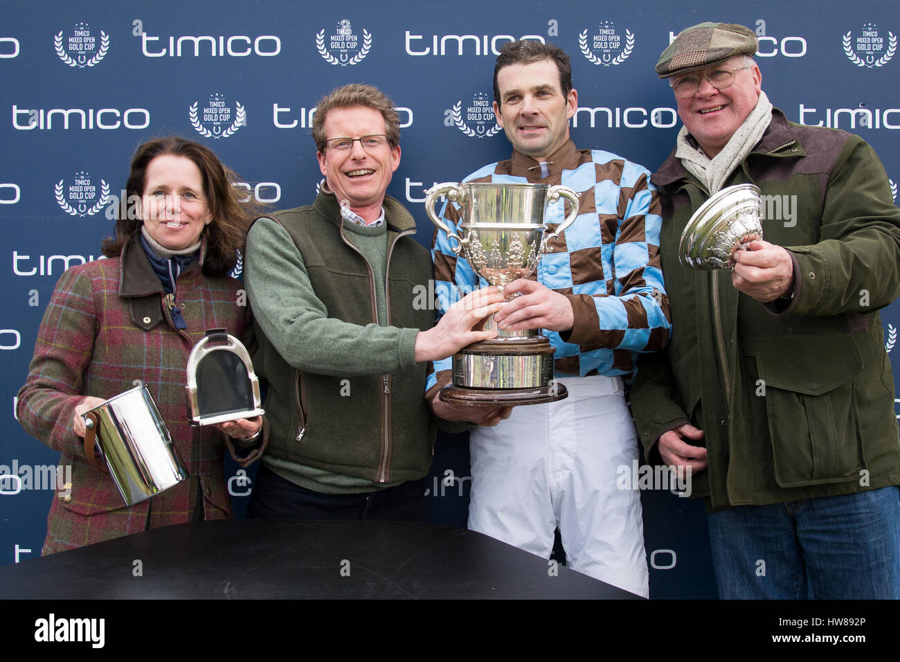 Punto a Punto, Parham, Sussex, Regno Unito sabato 18 marzo 2017 Brunswick Oro e Stuart Robinson vincere il St James's Palace Wealth management un J.Trumber Esq Sud Est dà la caccia ai membri del Club Le condizioni di gara per il signor S.C. Robinson e alla fine il dottor C Hargreaves credito : Michael Stevens / Alamy Live News Foto Stock