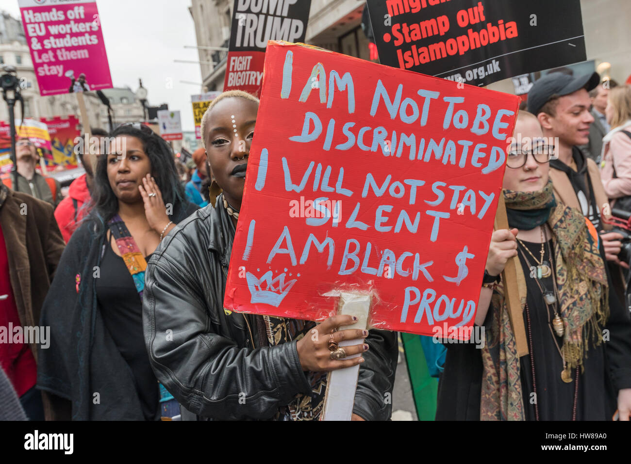 Londra, Regno Unito. Il 18 marzo 2017. Decine di migliaia di marzo a Londra su ONU contro il razzismo giorno per dimostrare la loro opposizione al razzismo, partendo con un rally al di fuori della BBC e terminante con un altro in piazza del Parlamento. La manifestazione è stata organizzata da Stand fino al razzismo e supportati da sindacati e molte altre organizzazioni e che si erano simili marche a Glasgow e Cardiff. Credito: Peter Marshall / Alamy Live News Foto Stock