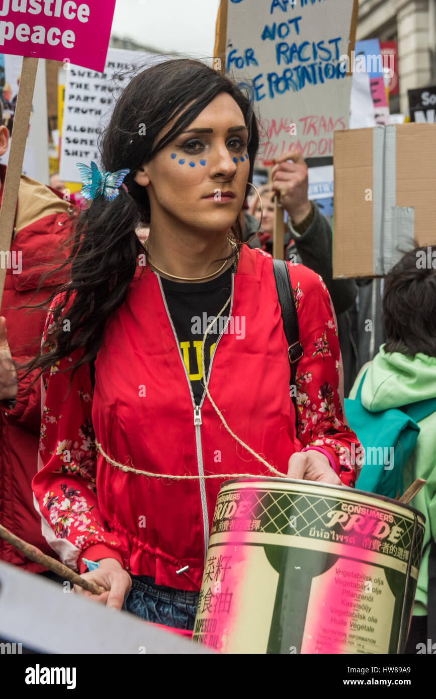 Londra, Regno Unito. Il 18 marzo 2017. Decine di migliaia di marzo a Londra su ONU contro il razzismo giorno per dimostrare la loro opposizione al razzismo, partendo con un rally al di fuori della BBC e terminante con un altro in piazza del Parlamento. La manifestazione è stata organizzata da Stand fino al razzismo e supportati da sindacati e molte altre organizzazioni e che si erano simili marche a Glasgow e Cardiff. Credito: Peter Marshall / Alamy Live News Foto Stock