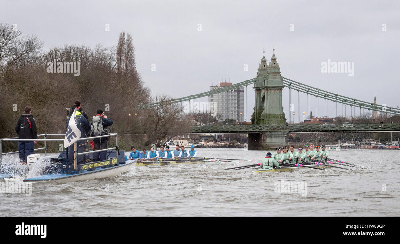 Londra, Regno Unito. Il 18 marzo, 2017. Cambridge University Boat Club v equipaggio italiano. Come preparazione per il Cancer Research UK regate, Oxford e Cambridge club partecipano in un certo numero di partite contro altri club. Lista Equipaggio:- CUBC barca blu (blu chiaro tops): S. Henry Meeke, 7. Lancia Tredell, 6. Patrick Eble, 5. Aleksander Malowany, 4. Timothy Tracey, 3. James Letten, 2. Freddie Davidson, B. Ben rublo, Cox. Credito: Duncan Grove/Alamy Live News Foto Stock