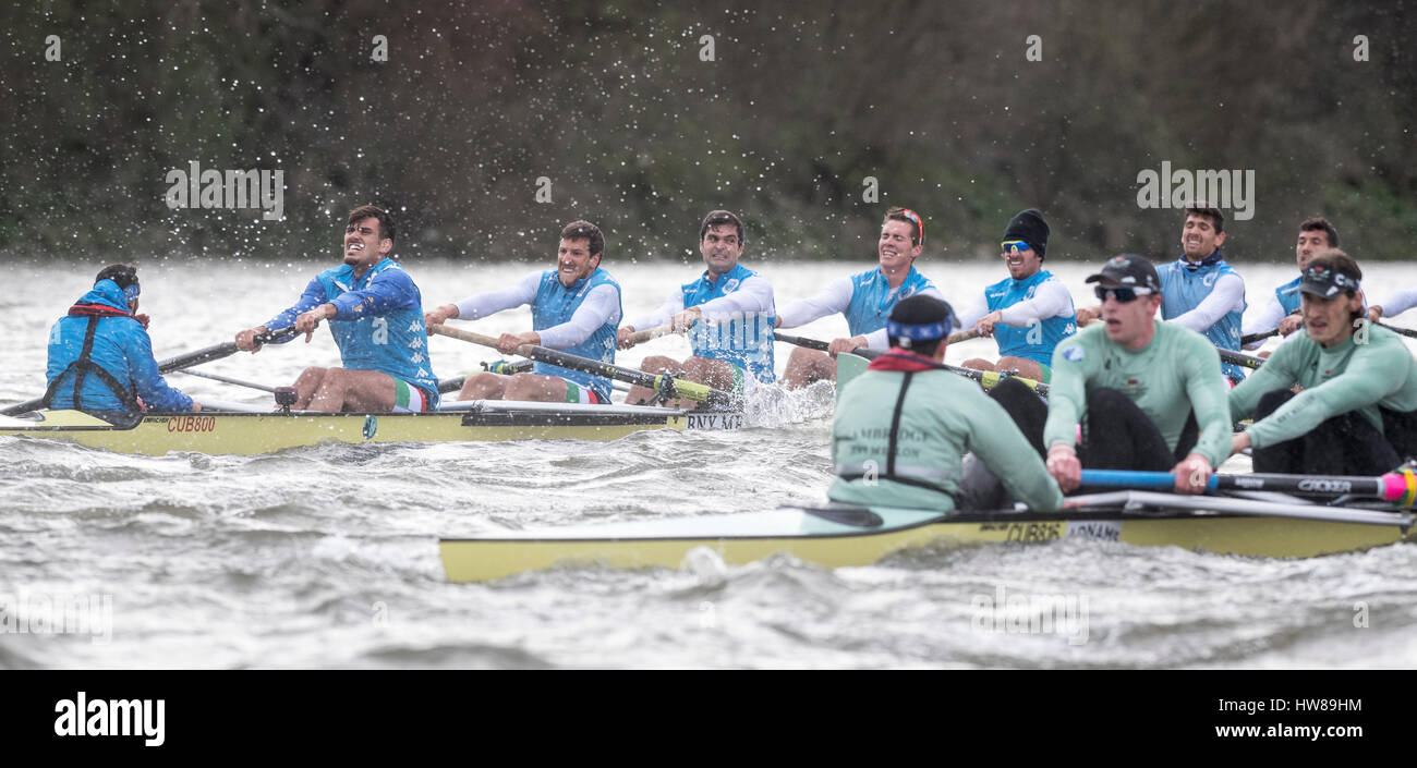 Londra, Regno Unito. Il 18 marzo, 2017. Cambridge University Boat Club v equipaggio italiano. Come preparazione per il Cancer Research UK regate, Oxford e Cambridge club partecipano in un certo numero di partite contro altri club. Lista Equipaggio:- CUBC barca blu (blu chiaro tops): S. Henry Meeke, 7. Lancia Tredell, 6. Patrick Eble, 5. Aleksander Malowany, 4. Timothy Tracey, 3. James Letten, 2. Freddie Davidson, B. Ben rublo, Cox. Credito: Duncan Grove/Alamy Live News Foto Stock