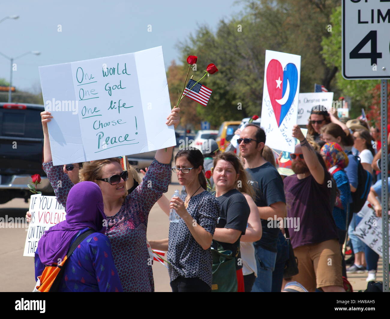 Dallas,US,18 marzo 2017. Una protesta armata al di fuori del Dallas Moschea centrale si è conclusa pacificamente con entrambi i gruppi contrapposti seduti insieme oltre due ore di pranzo. Credito: dallaspaparazzo/Alamy Live News. Foto Stock