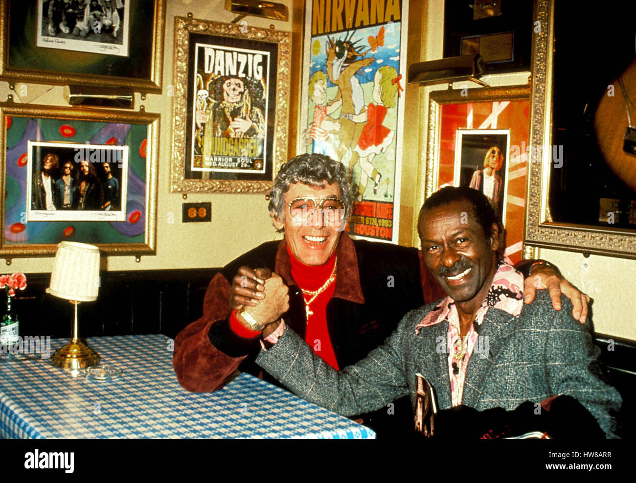 CHUCK BERRY (18 Ottobre 1926 - 18 Marzo 2017) era un americano chitarrista, cantante e compositrice ed è uno dei pionieri del rock and roll music. Con canzoni iconica come 'Maybellene" (1955), 'Roll Over Beethoven" (1956), "Rock and Roll Music" (1957) e "Johnny B. Goode" (1958), Berry raffinato e sviluppato il rhythm and blues in i principali elementi che hanno reso il rock and roll distintivo, con testi concentrandosi sulla vita teen e del consumismo e musica con gli assoli di chitarra e di spettacolo che sono stati una grande influenza sulle successive fasi di musica rock. Nella foto: Rock'n'Roll pionieri Carl Perkins e CHUCK BER Foto Stock