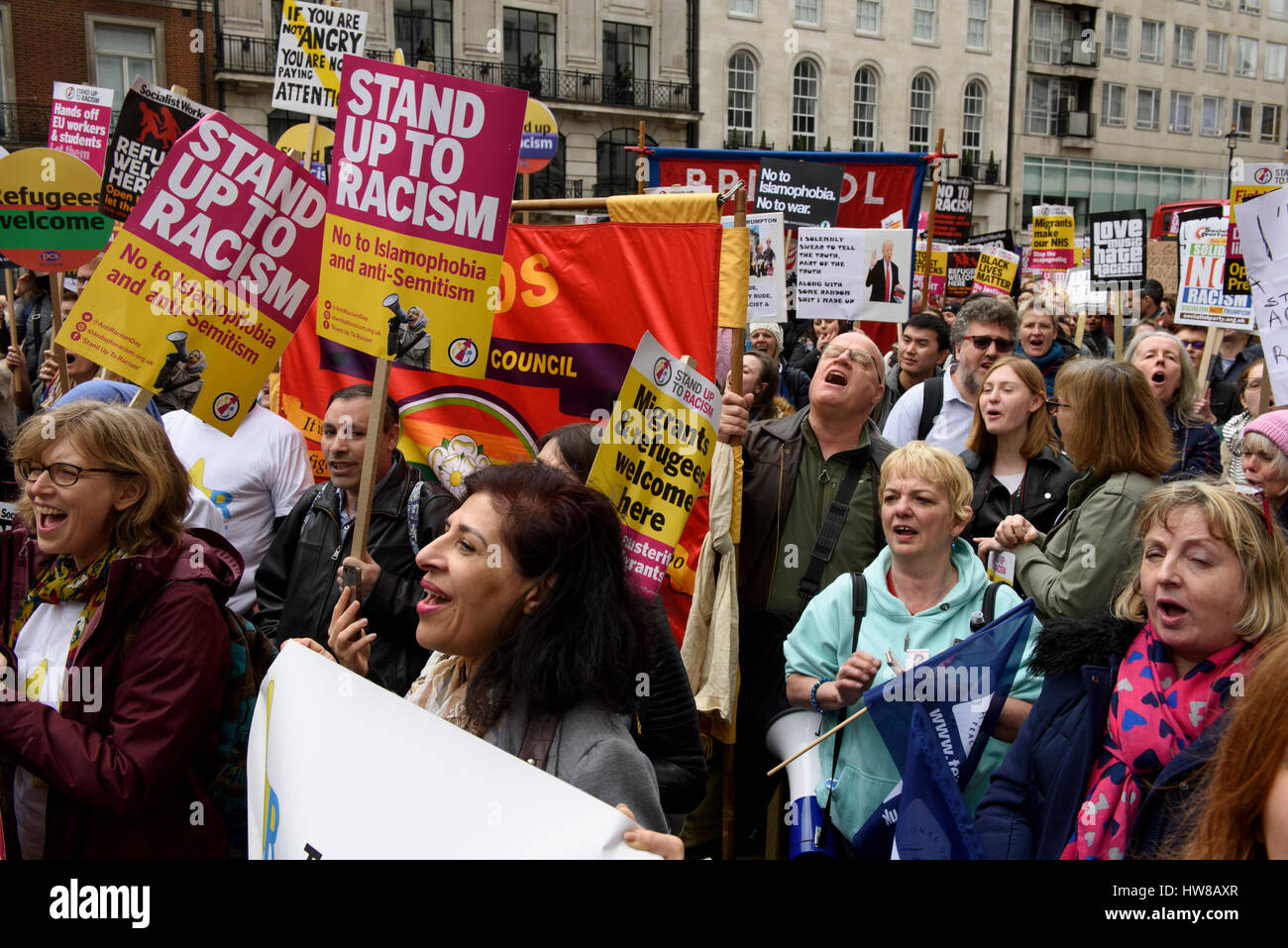 Londra, Regno Unito. Il 18 marzo 2017. Migliaia di manifestanti marzo attraverso il centro di Londra per protestare contro il razzismo su Anti-Racism ONU GIORNATA. © ZEN - Zaneta Razaite / Alamy Live News Foto Stock