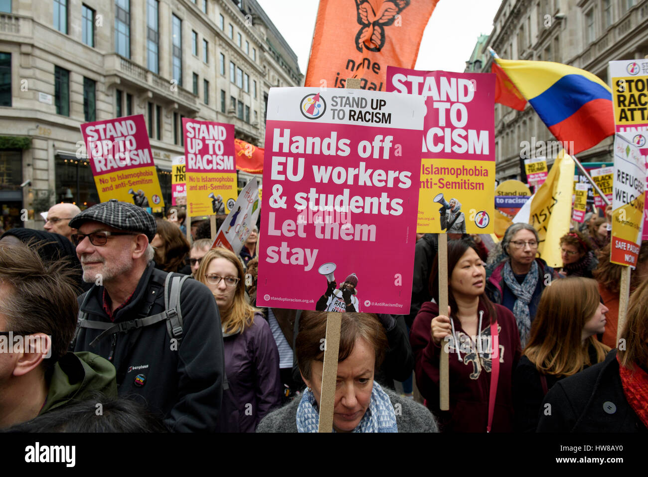Londra, Regno Unito. Il 18 marzo 2017. Migliaia di manifestanti marzo attraverso il centro di Londra per protestare contro il razzismo su Anti-Racism ONU GIORNATA. © ZEN - Zaneta Razaite / Alamy Live News Foto Stock