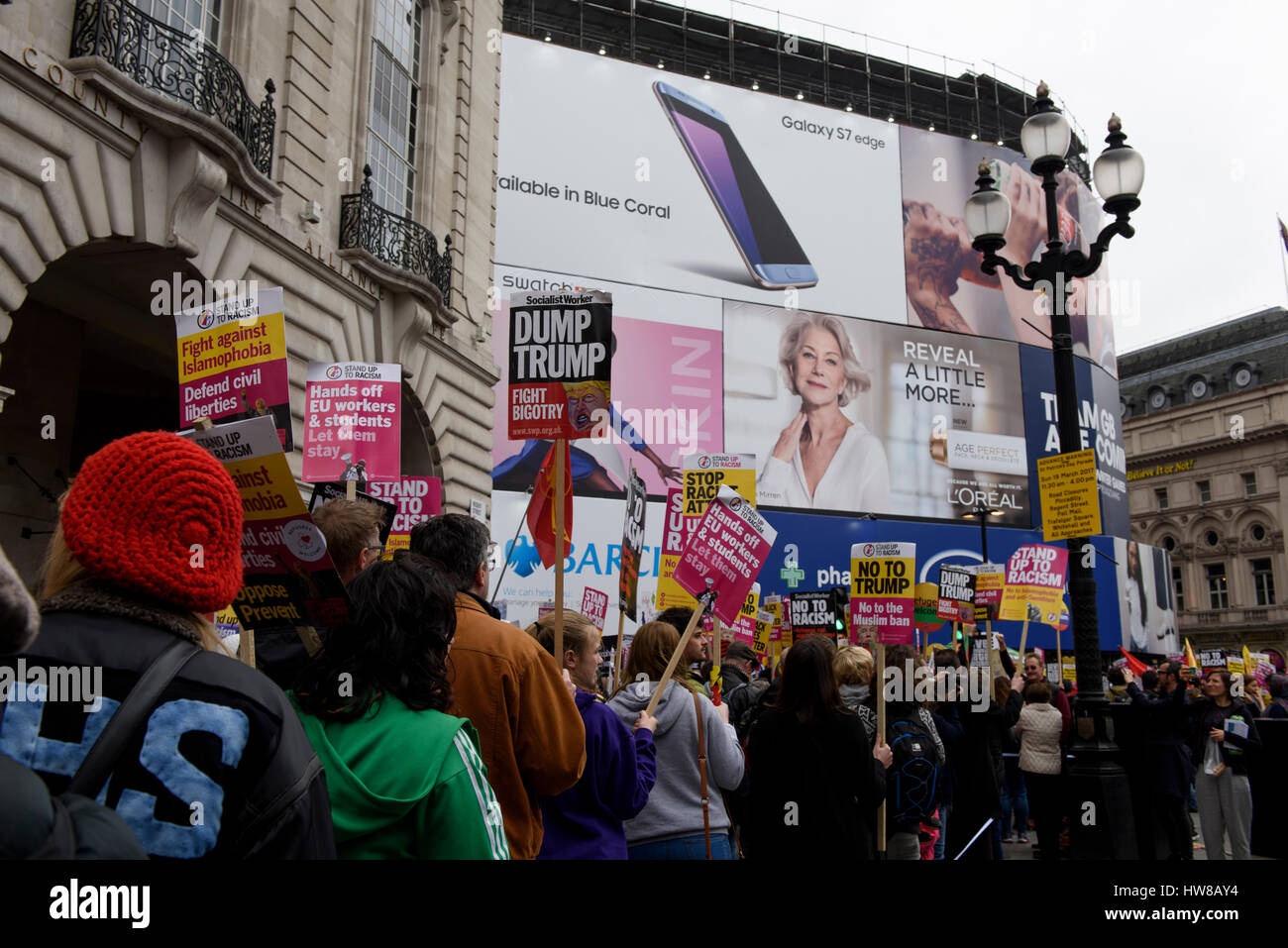 Londra, Regno Unito. Il 18 marzo 2017. Migliaia di manifestanti marzo attraverso il centro di Londra per protestare contro il razzismo su Anti-Racism ONU GIORNATA. © ZEN - Zaneta Razaite / Alamy Live News Foto Stock