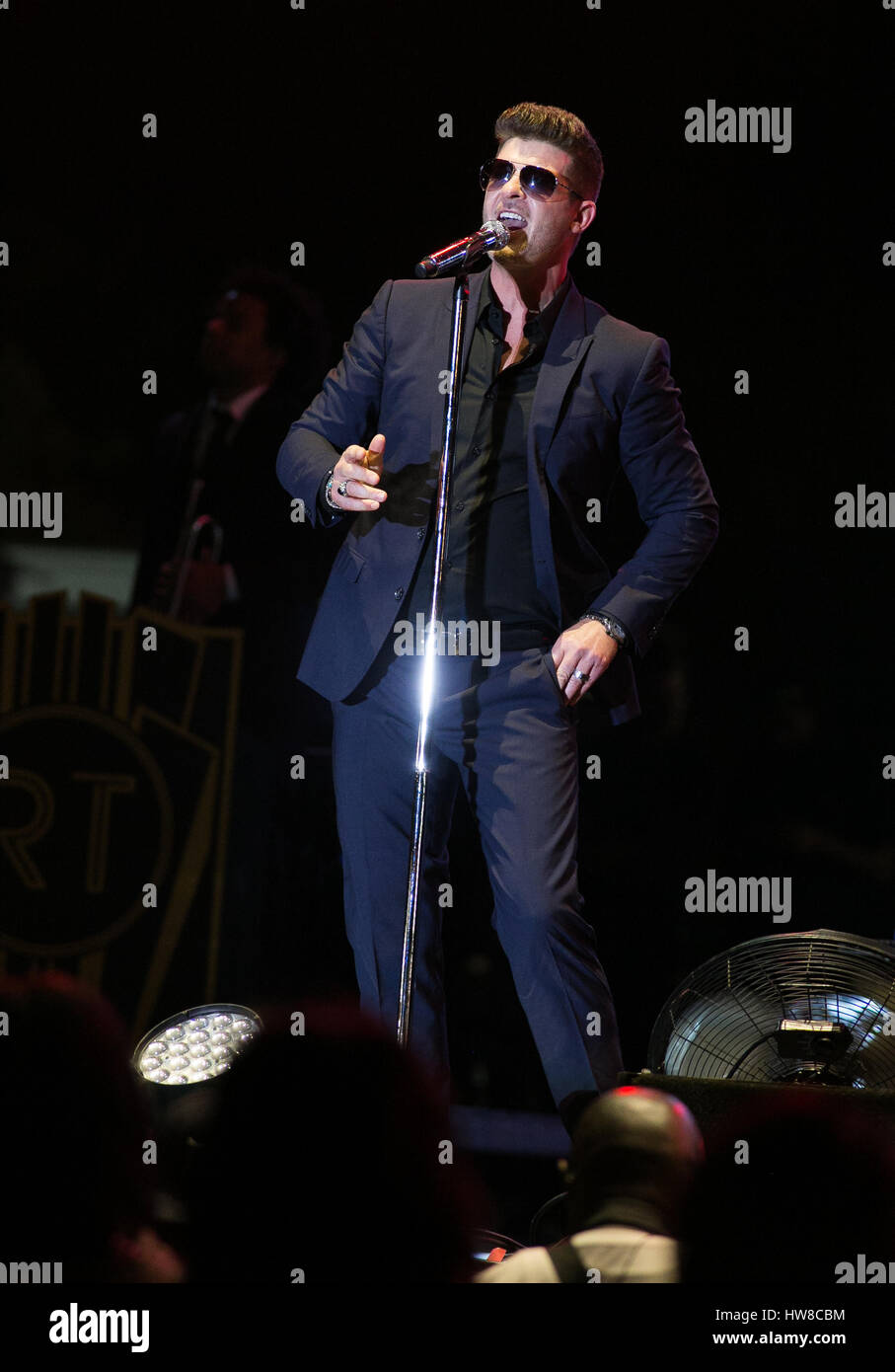 Giardini di Miami, FL - marzo 18: Robin Thicke compie durante il 2017 Jazz in giardini all'Hard Rock Stadium di Miami. Marzo 18, 2017. Credito: Aaron Gilbert/MediaPunch Foto Stock