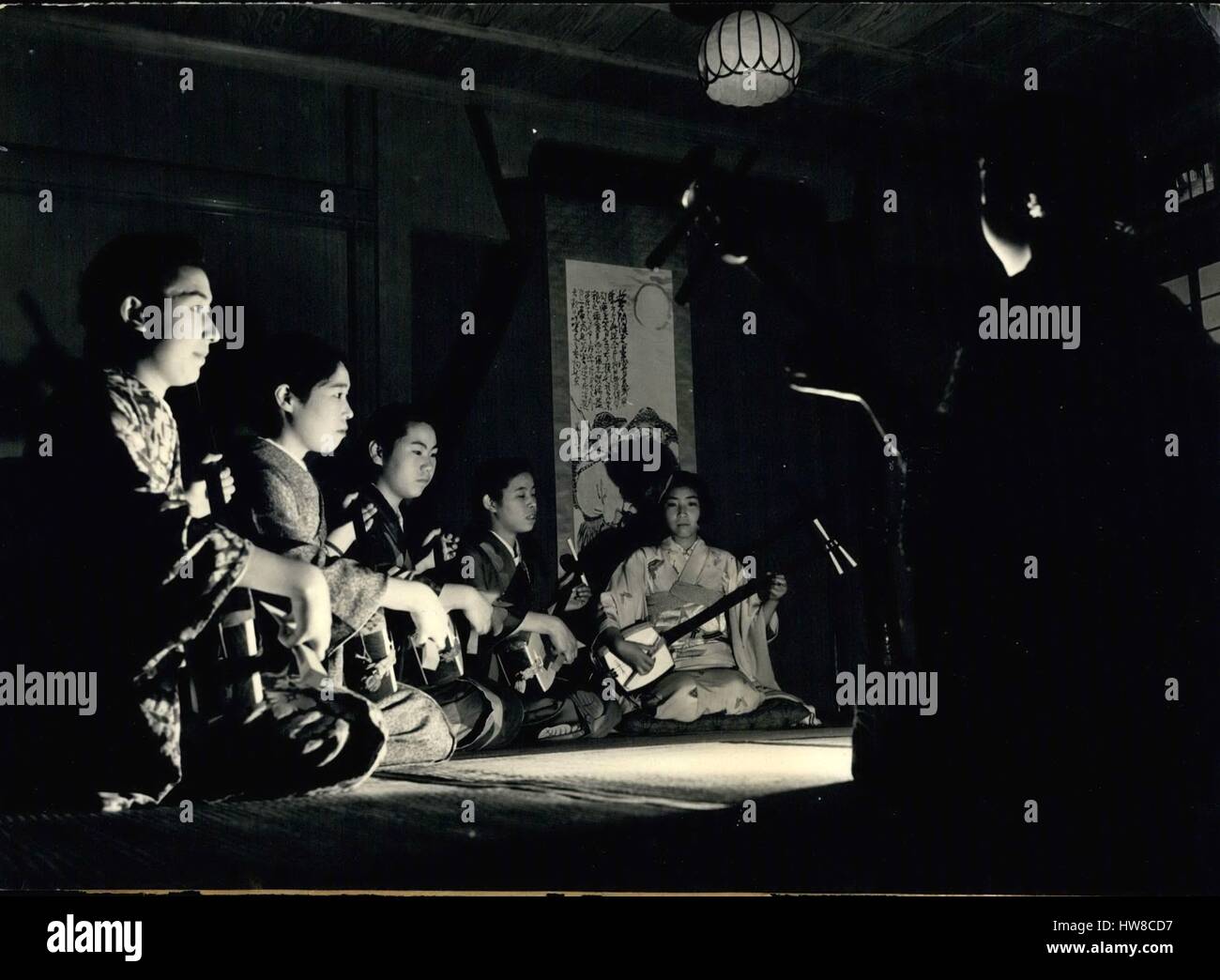 1963 - Riproduzione del Samisen, il 3 stringa strumento peculiare per il  Giappone, non è un compito facile. Ma a Yoshiko Hirose, bambino prodigio è  semplice. Ha iniziato a prendere lezioni nei