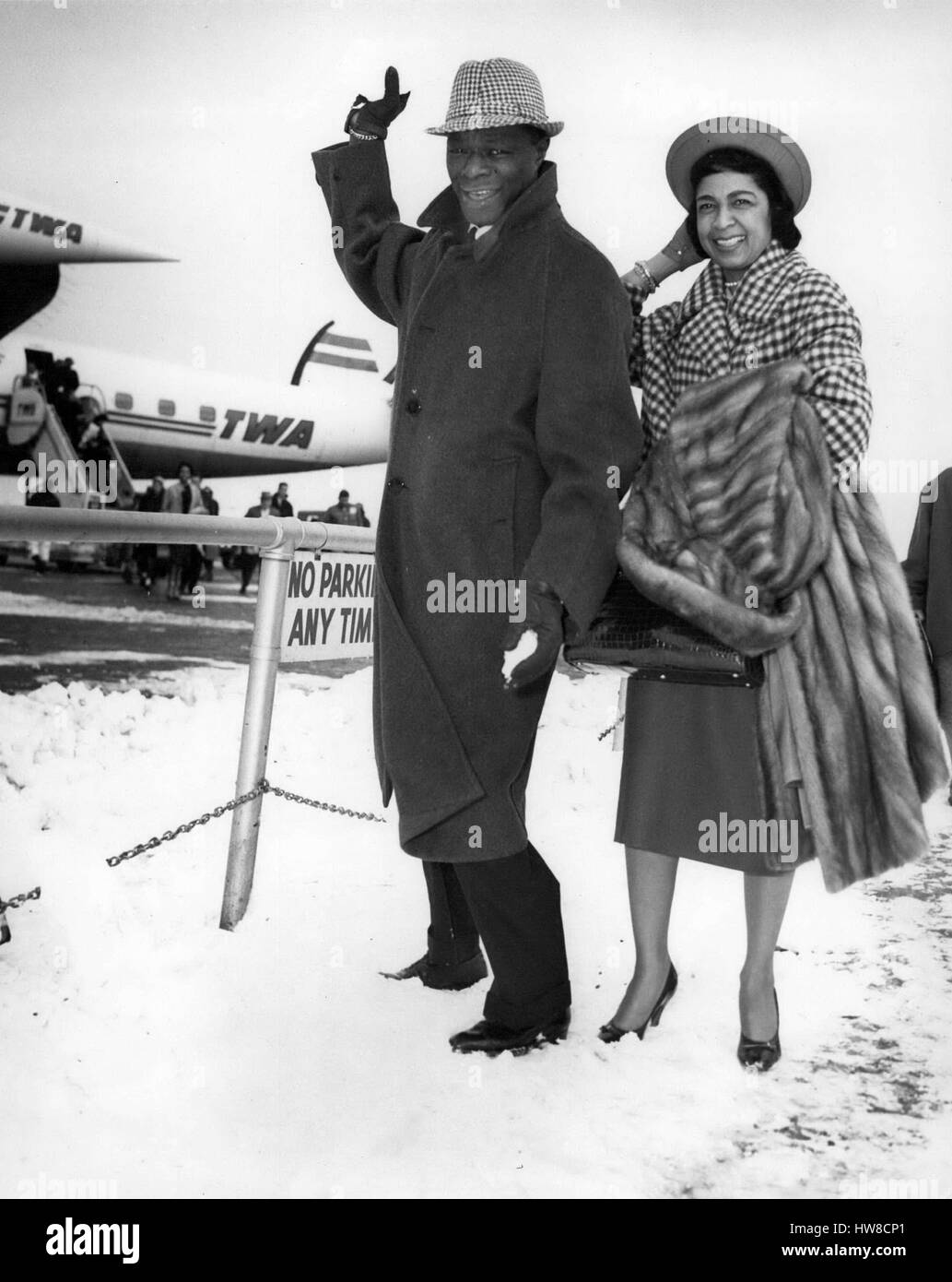 1968 - Edoardo Vianello aeroporto, N.Y., 8 gennaio - cantante Nat Cole cerca il suo braccio a una palla di neve come sua moglie Maria orologi, dopo il loro arrivo a bordo di un Super TWA ''G'' costellazione dalla West Coast. Nat è a New York per avviare un impegno Nightclub Giovedì, dopo aver trascorso le vacanze a casa con la sua famiglia. Credito: Keystone Pictures USA/ZUMAPRESS.com/Alamy Live News Foto Stock