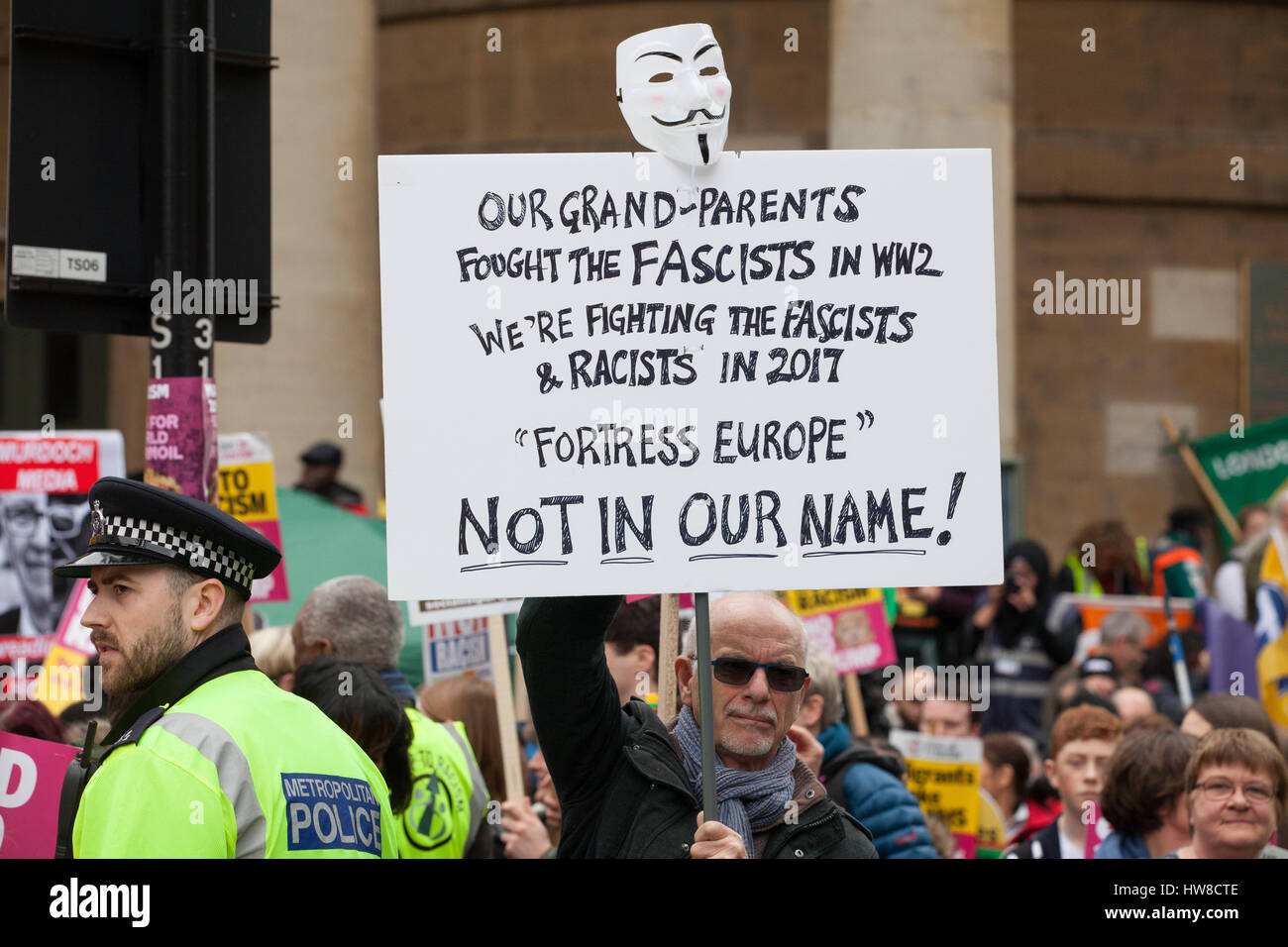 Londra, Regno Unito. Il 18 marzo, 2017. Migliaia di dimostranti che rappresentano diversi anti-gruppi razzisti prendere parte nel marzo contro il razzismo attraverso il centro di Londra. Il mese di marzo è stata programmata per avvenire il più vicino possibile all'ONU Giornata Internazionale per l Eliminazione della Discriminazione Razziale. Credito: Mark Kerrison/Alamy Live News Foto Stock