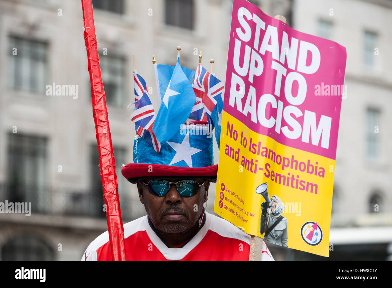 Londra, Regno Unito. Il 18 marzo, 2017. Migliaia di dimostranti che rappresentano diversi anti-gruppi razzisti prendere parte nel marzo contro il razzismo attraverso il centro di Londra. Il mese di marzo è stata programmata per avvenire il più vicino possibile all'ONU Giornata Internazionale per l Eliminazione della Discriminazione Razziale. Credito: Mark Kerrison/Alamy Live News Foto Stock