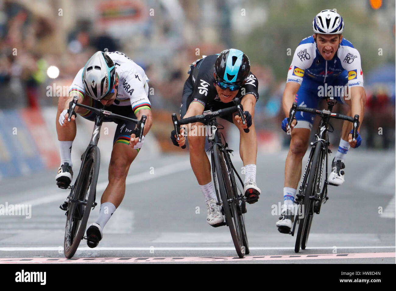 18 marzo 2017 108th Milano - Sanremo 1a : KWIATKOWSKI Michal (POL) Sky 2a : SAGAN Peter (SVK) Bora - Hansgrohe 3a : ALAPHILIPPE Julian (FRA) Quickstep Piani Foto: Cronos/Yuzuru Sunada Foto Stock