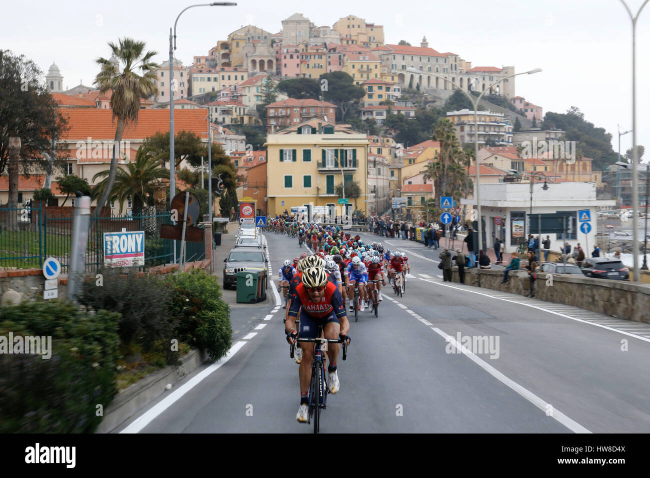 18 marzo 2017 108th Milano - Sanremo Peloton a Imperia foto: Cronos/Yuzuru Sunada Foto Stock