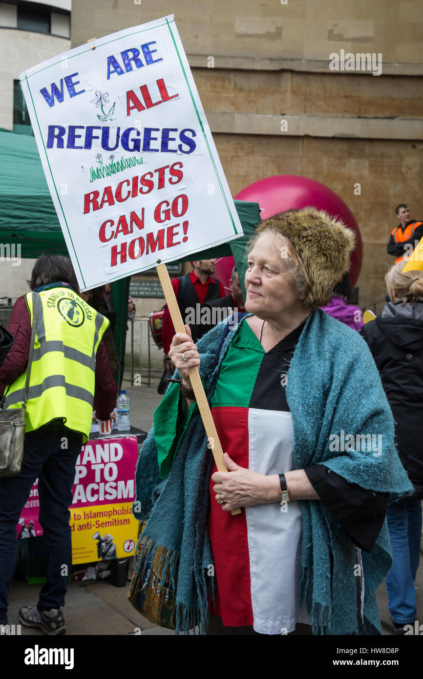 Londra, Regno Unito. Il 18 marzo, 2017. Migliaia di dimostranti che rappresentano diversi anti-gruppi razzisti prendere parte nel marzo contro il razzismo attraverso il centro di Londra. Il mese di marzo è stata programmata per avvenire il più vicino possibile all'ONU Giornata Internazionale per l Eliminazione della Discriminazione Razziale. Credito: Mark Kerrison/Alamy Live News Foto Stock