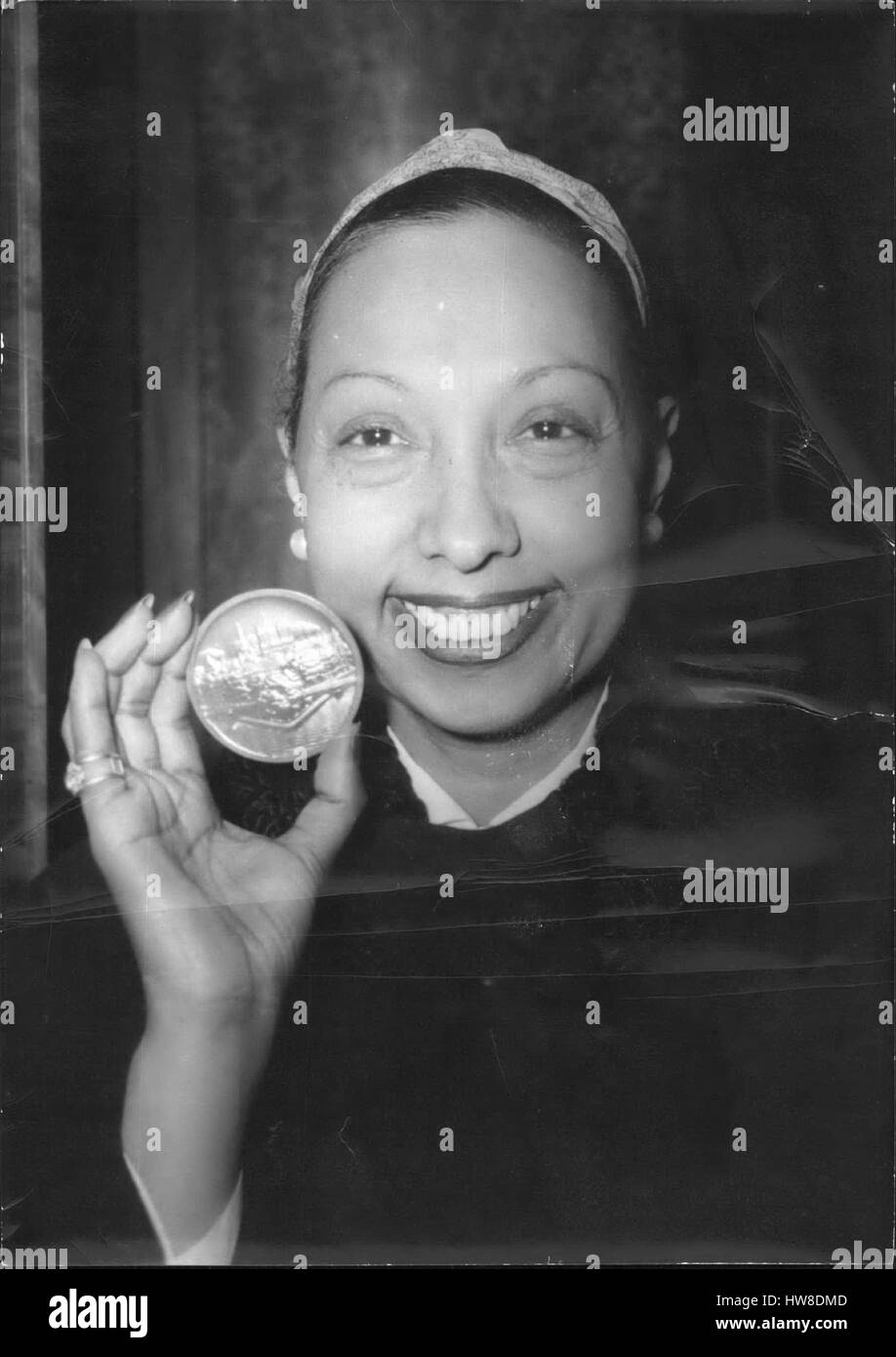 Mar 03, 1956 - Josephine Baker premio 'Vermiglio' medaglia della città di Parigi.: Josephine Baker che vanno in pensione da music-hall stage si è aggiudicato la medaglia di Vermiglio della città di Parigi nel corso di una cerimonia tenutasi presso il municipio di questo pomeriggio. La foto mostra il sorridente Josephine mostra la sua medaglia. (Credito Immagine: © Keystone Press Agency/Keystone USA via ZUMAPRESS.com) Foto Stock