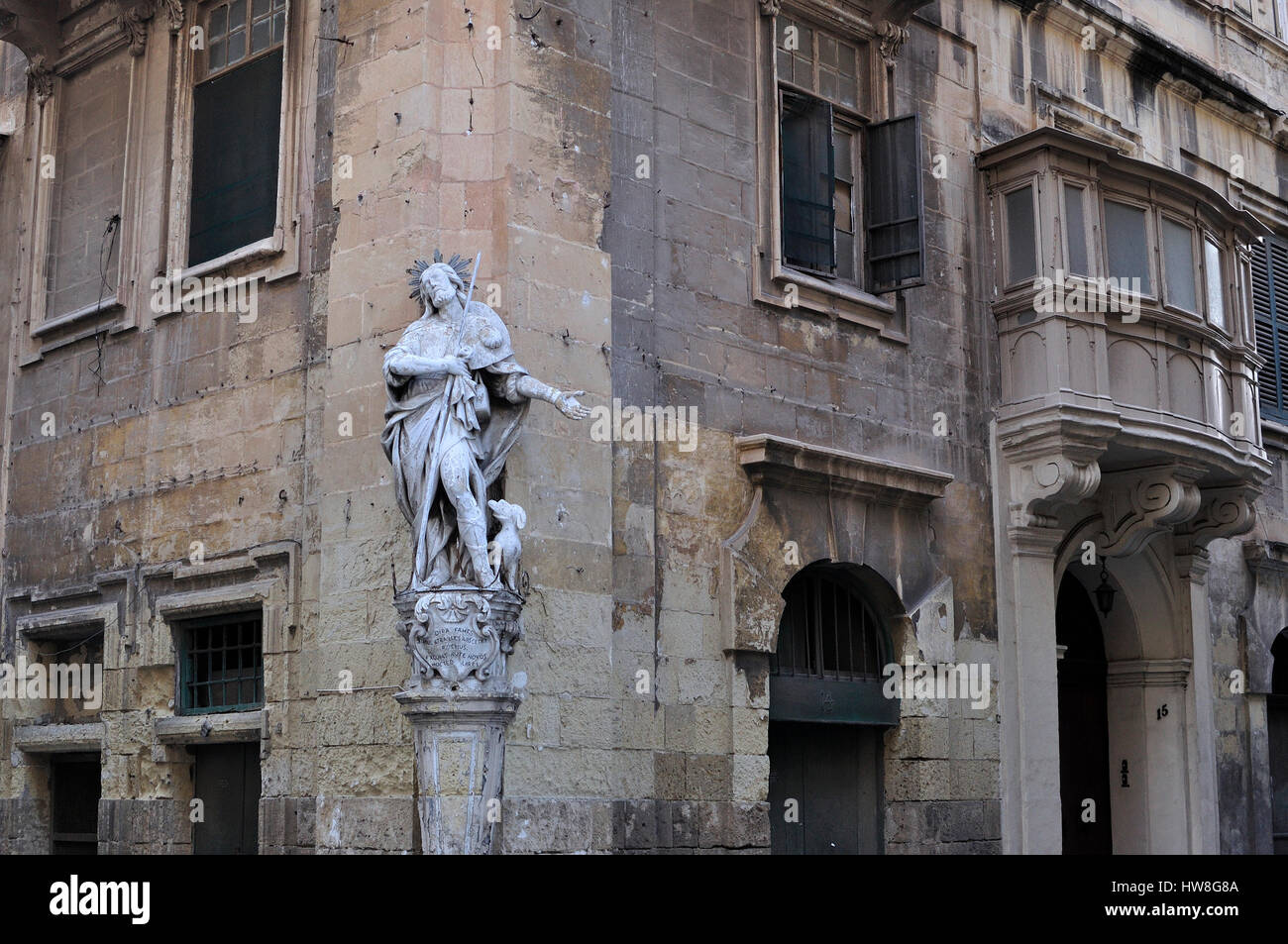 Statua religiosa in un angolo di strada a la Valletta, Malta Foto Stock