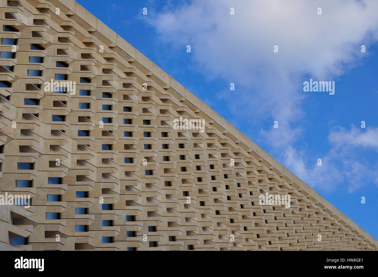 Guardando il nuovo edificio del parlamento a La Valletta, Malta, progettato dal celebre architetto Renzo Piano come parte della città progetto Gate Foto Stock