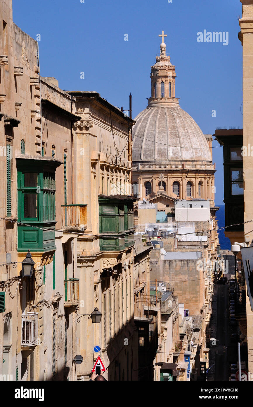 Una vista dall'alto di uno di La Valletta ripide colline in una delle tante chiese nella capitale Maltese, mostrando anche tradizionali balconi Foto Stock