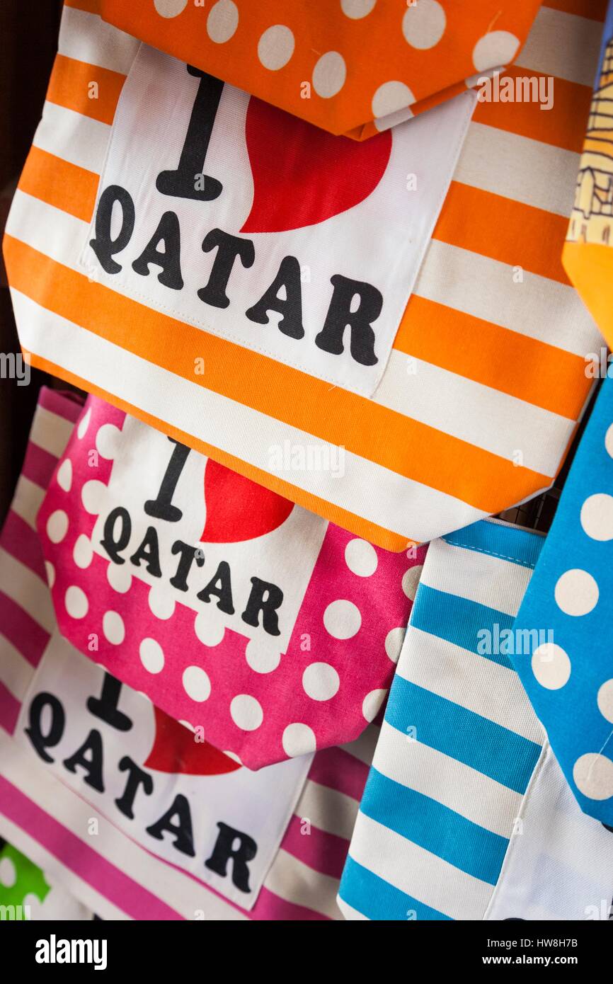 Il Qatar Doha, Souq Waqif, rifatti area bazaar, souvenir Amo i sacchetti di Qatar Foto Stock