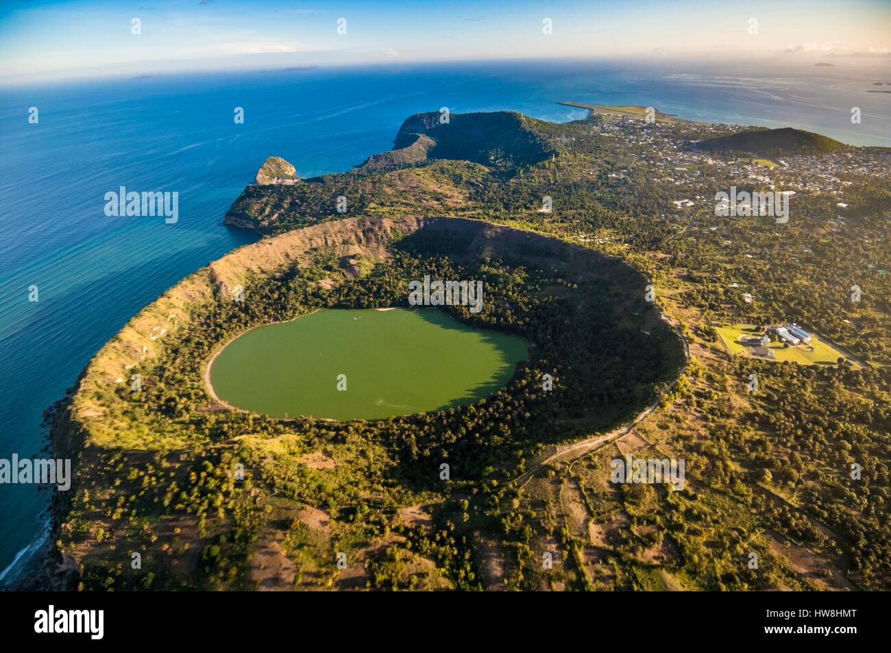 Francia, isola di Mayotte (dipartimento francese d' oltremare), Petite Terre,  Labattoir, il cratere e il suo verde acido lago Dziani Dzaha su Petite Terre  (vista aerea Foto stock - Alamy