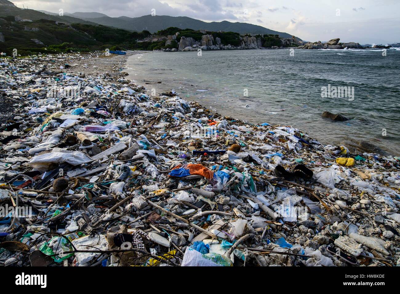 Il Vietnam, Ninh Thuan provincia, vicino a Phan Rang, Nui Cha National Park, sacchetti di plastica inquinamento Foto Stock