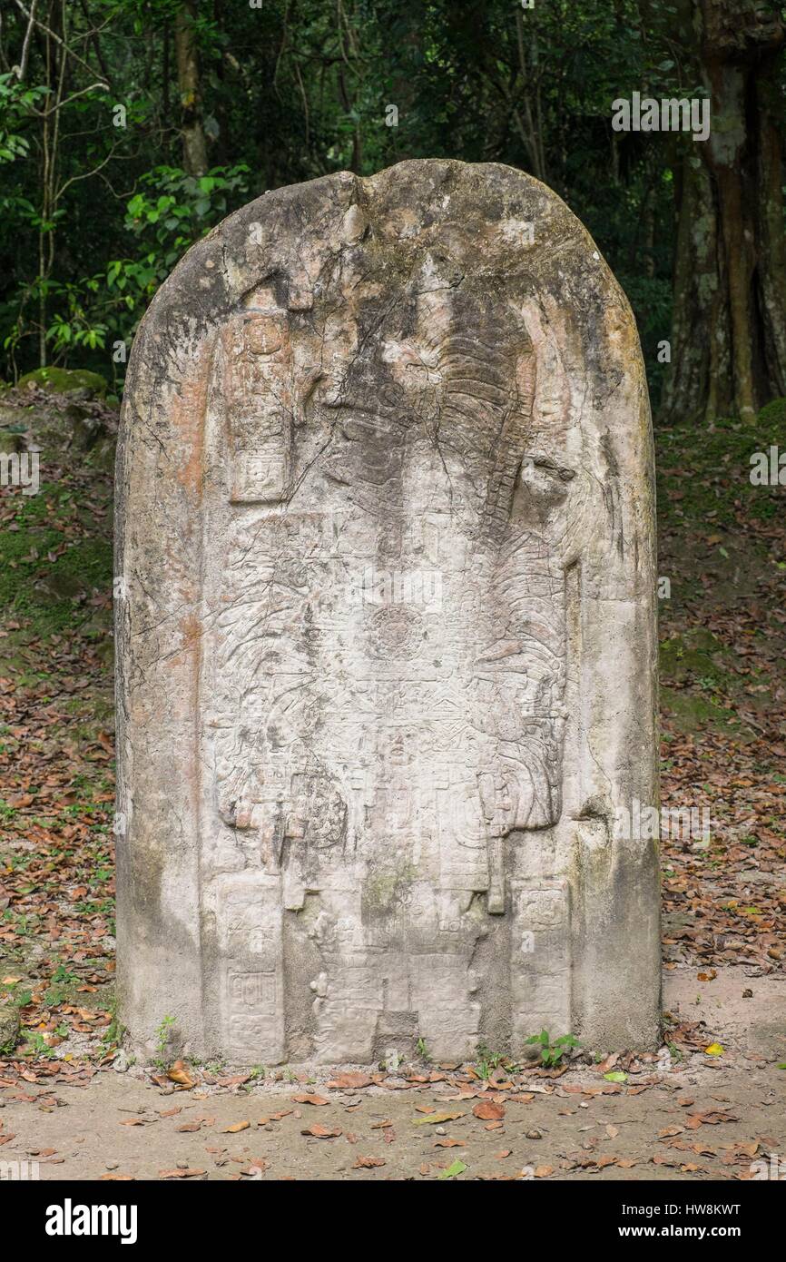 Guatemala, Peten reparto, Parco Nazionale di Tikal, un sito Patrimonio Mondiale dell'UNESCO, stela 16 del complesso N Foto Stock