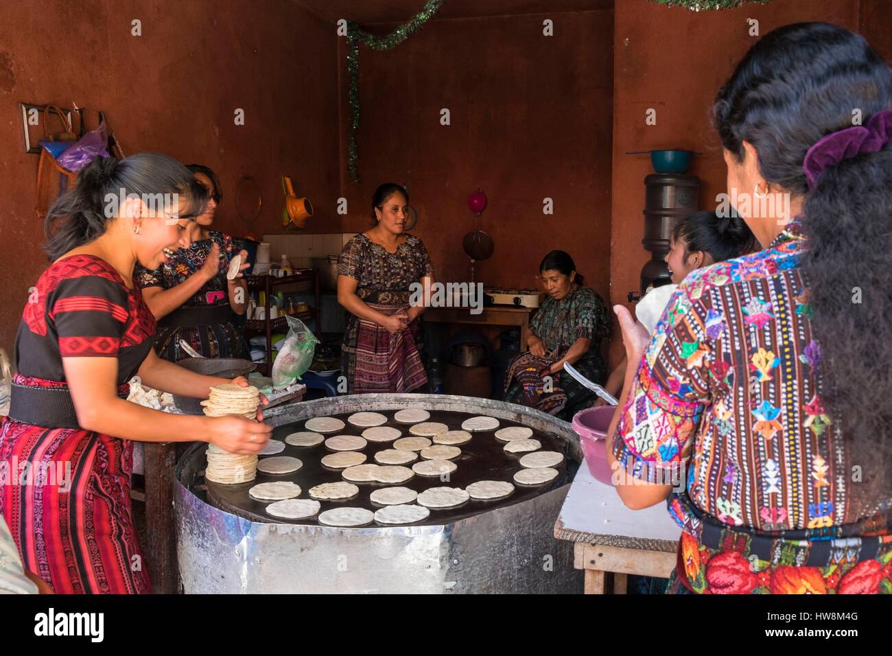 Guatemala, Solola reparto, Panajachel sulla riva nordorientale del lago Atitlan, tortillas fatte a mano Foto Stock