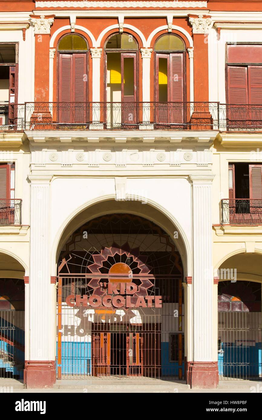 Cuba, Ciudad de la Habana province, città dell Avana, Centro Habana distretto, facciata del Boxing Club Kid cioccolato chiamato dopo il più famoso pugile cubano Eligio Sardinas Montalvo sul Paseo de Marti anche chiamato Paseo del Prado di fronte al Capitolio Nacional Foto Stock