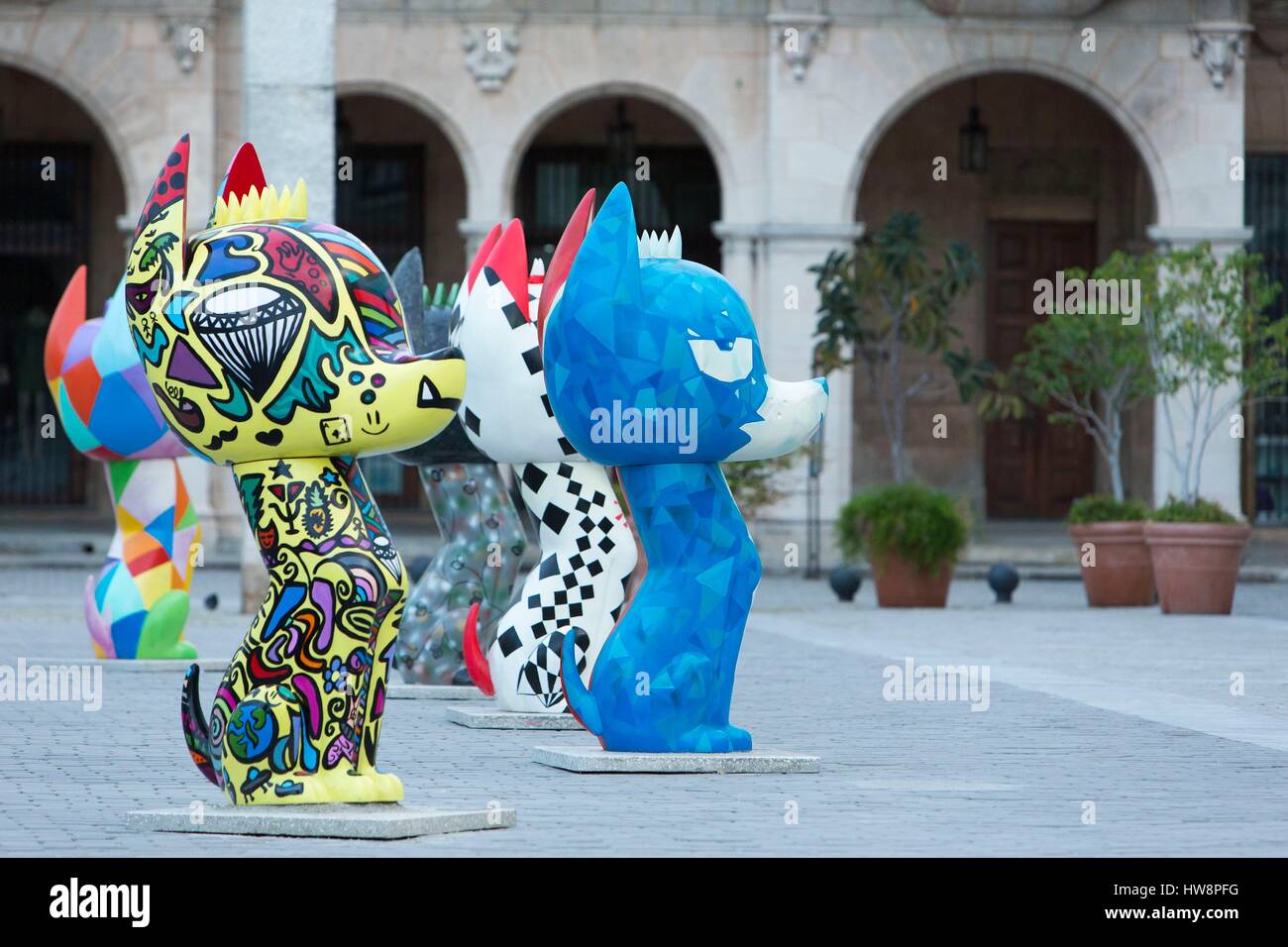 Cuba, Ciudad de la Habana Province, Avana Habana Vieja district elencati come patrimonio mondiale dall' UNESCO, esposizione di arte Travesias de Xico da artisti messicani Cristina Pineda e Ricardo Covalin. Xico è un cane carismatico noto come Xoloitzincuitle e è il sy Foto Stock