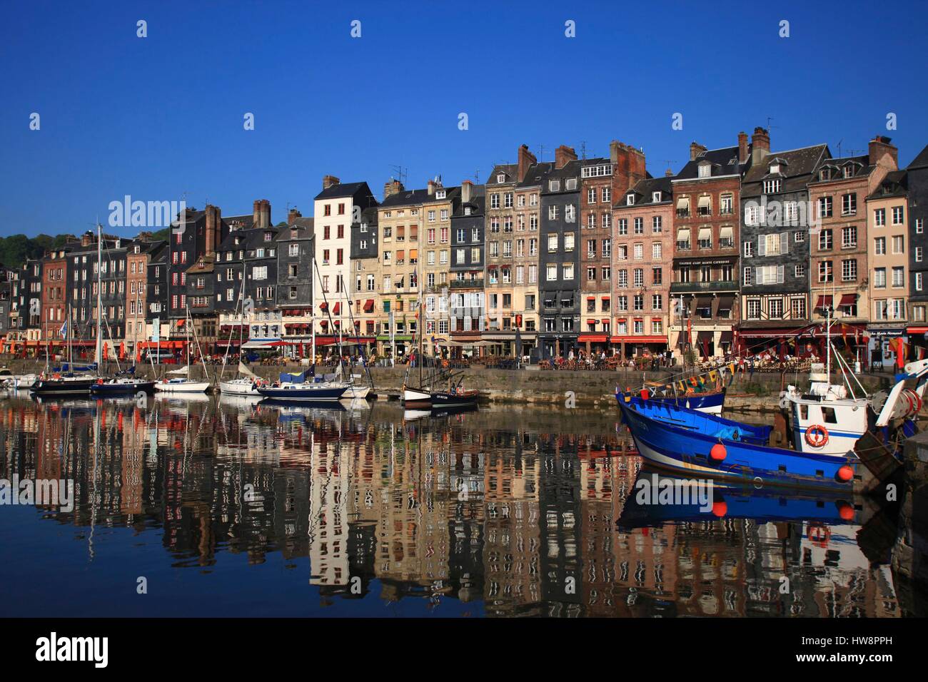 Francia, Calvados, Honfleur, sulle rive della vecchia piscina Foto Stock