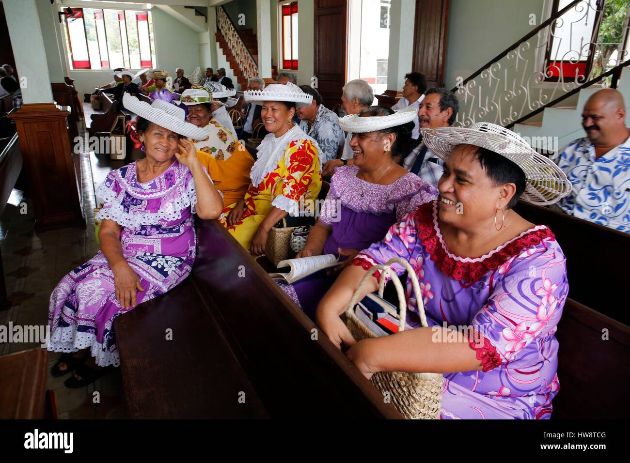 Francia Polinesia francese Isole windward arcipelago, l'isola di Tahiti,  Faaa, messa domenicale in Maohi chiesa evangelica o tempio dove le donne  esotiche indossare abiti e cappelli Foto stock - Alamy