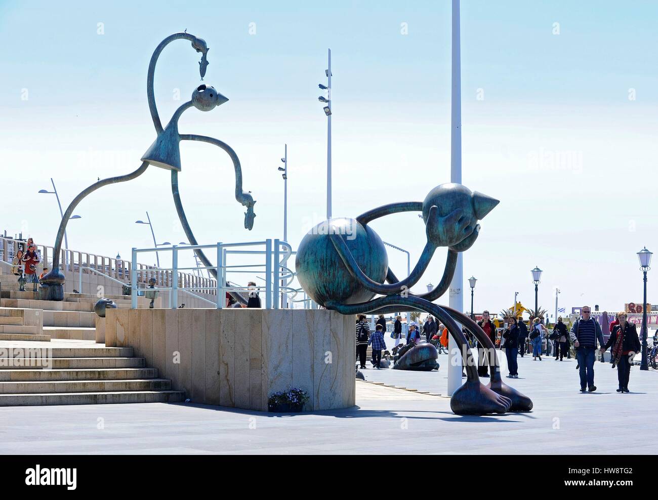 Paesi Bassi, Olanda, Scheveningen, Kurhaus, sculture da Tom Otterness sul lungomare Foto Stock