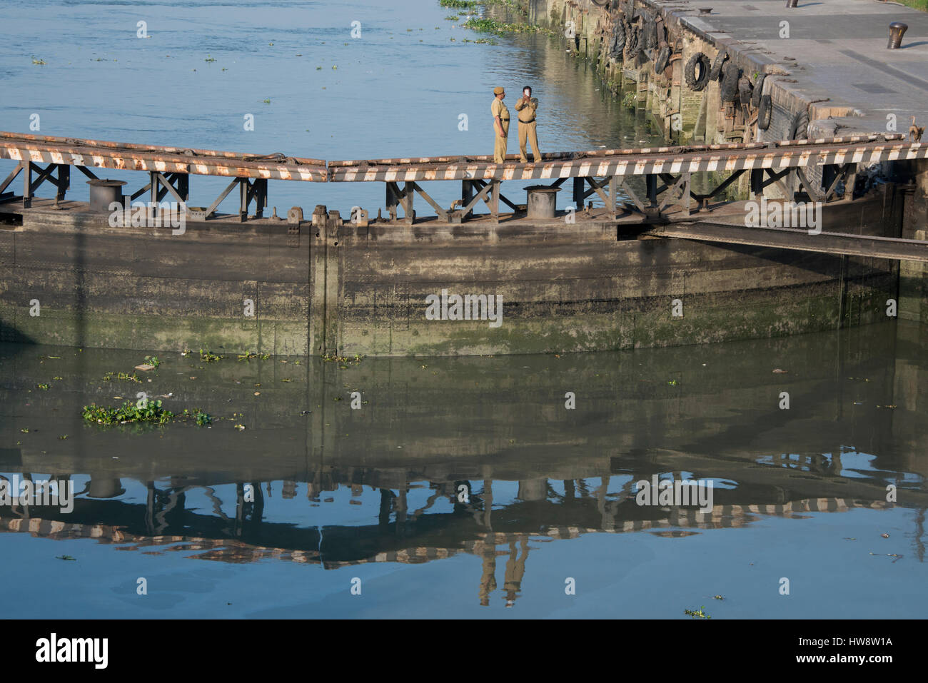 India, Kolkata (aka Calcutta fino al 2001 capitale dello stato indiano del Bengala Occidentale, situata sul Fiume Hooghly. Porto Canale gate. Foto Stock