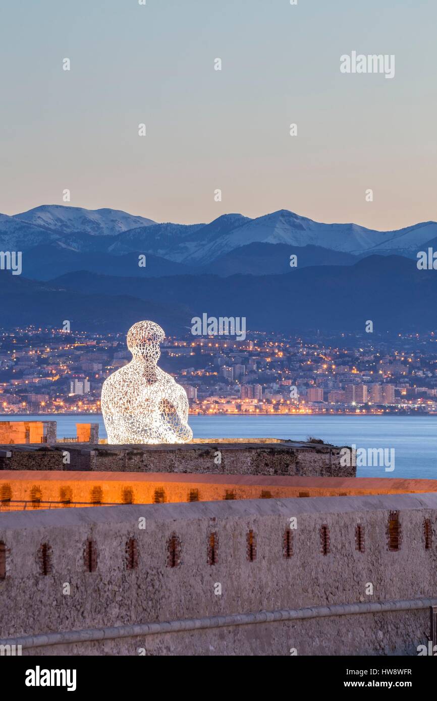 Francia, Alpes Maritimes, scultura monumentale Nomade d'Antibes del catalano Jaume da Plensa a e i bastioni del porto Vauban Foto Stock