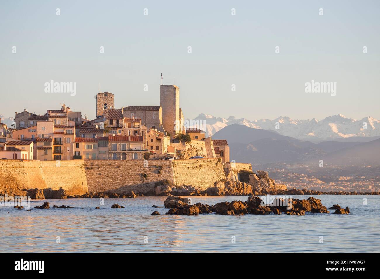 Francia, Alpes Maritimes, la città vecchia e i suoi bastioni Vauban lasciando apparire le due torri saracene del Museo Picasso e la Cattedrale Notre Dame dell Immacolata Concezione Foto Stock