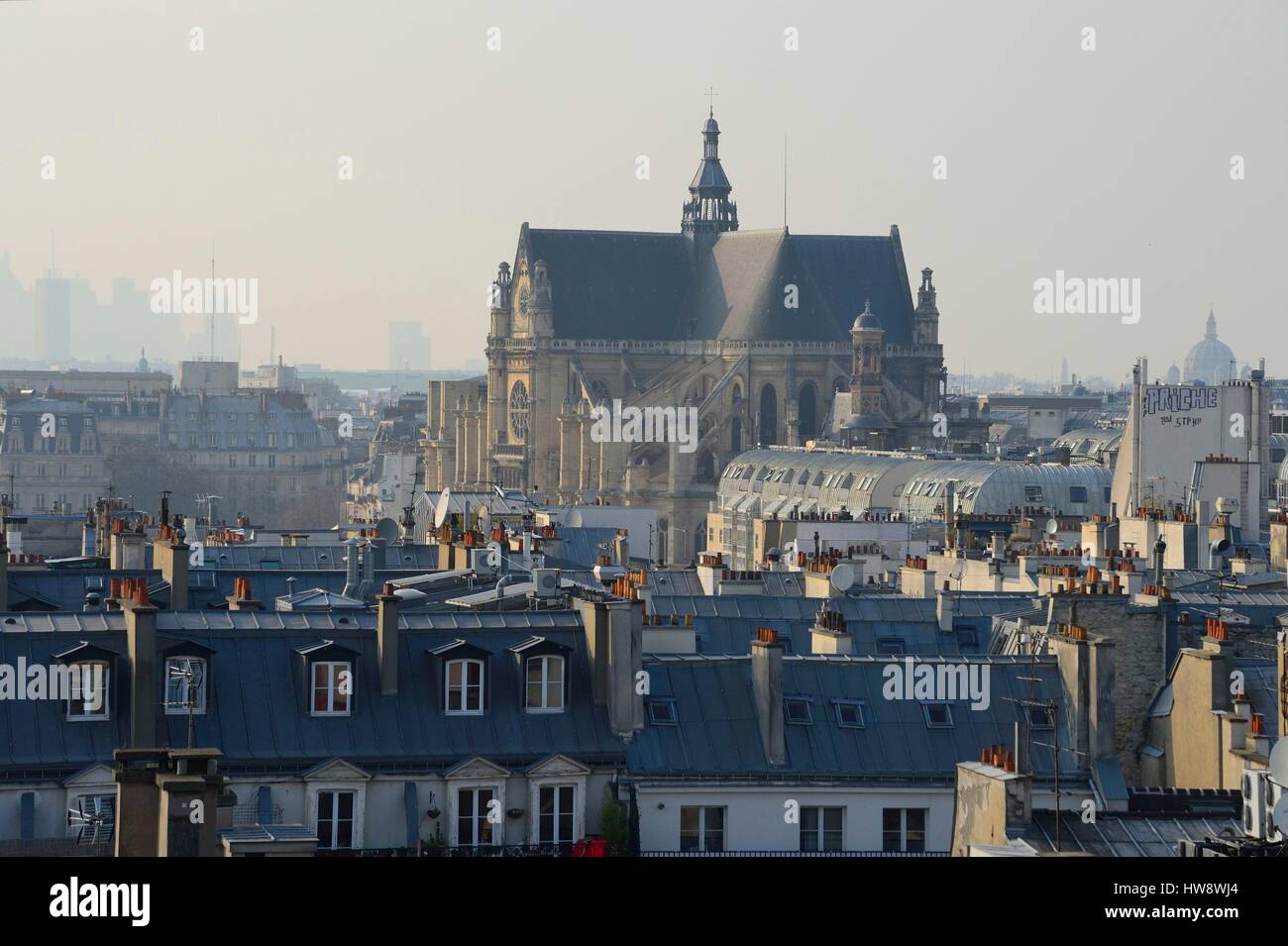Francia, Parigi, Saint Eustache la chiesa e i tetti di Parigi sotto un cielo inquinato Foto Stock