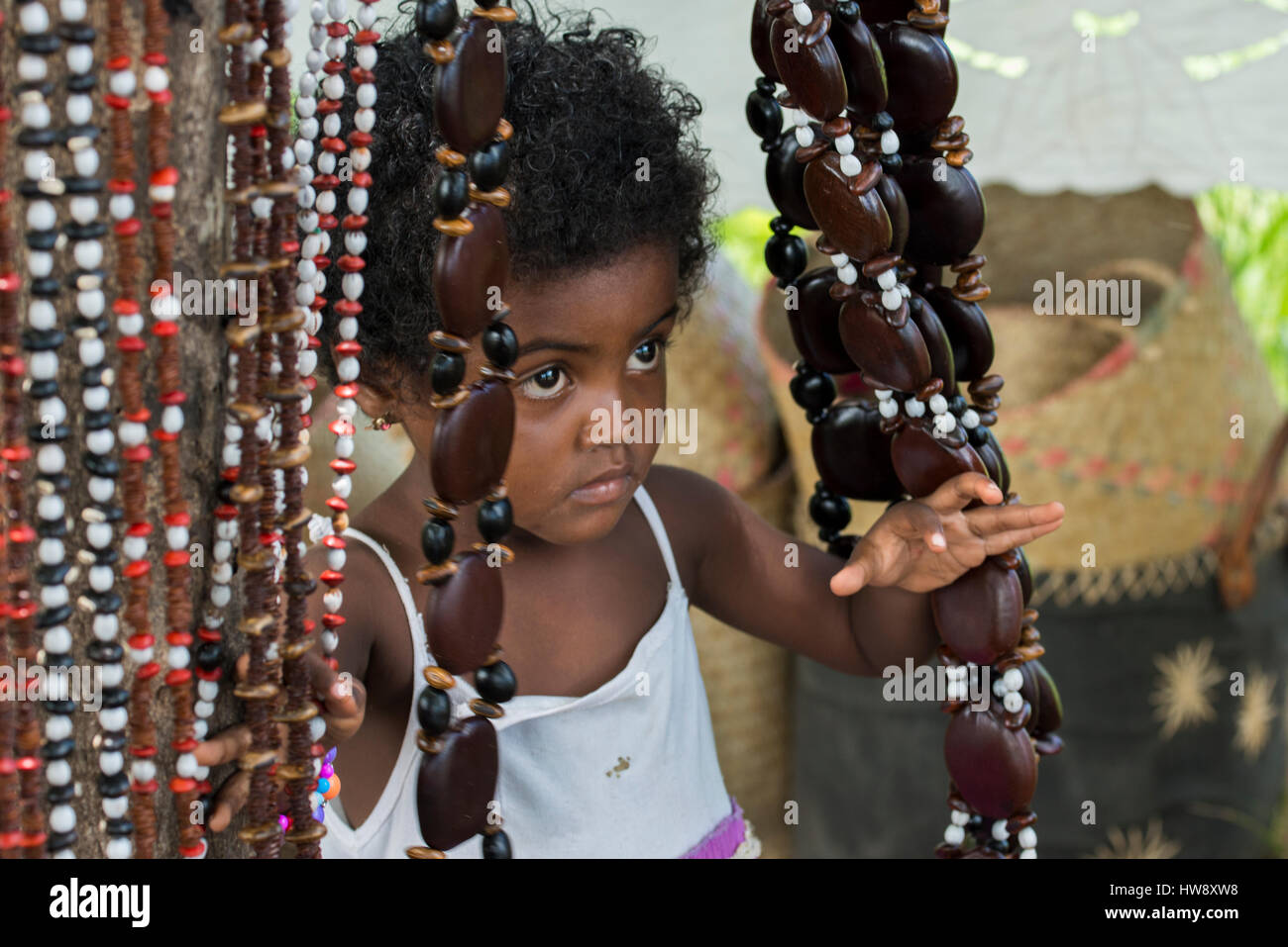 Madagascar Nosy Be (Big Island) al largo della costa nord occidentale della terraferma del Madagascar. Strada rurale artigianato stand con vendita di sementi collane. Foto Stock