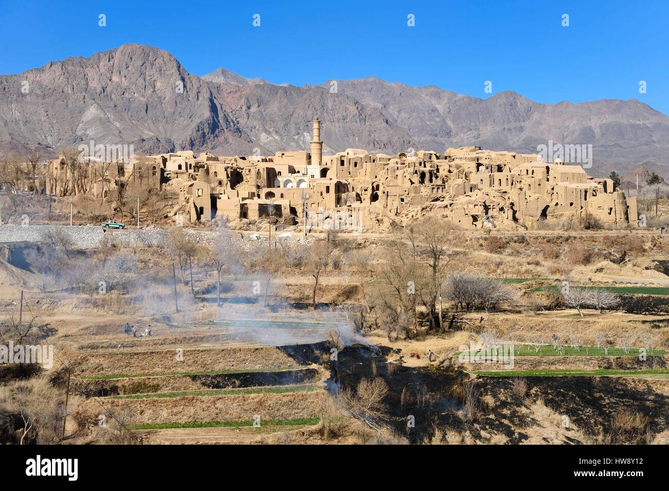 Iran, Yazd provincia, a bordo del Dasht-e Kavir deserto, Kharanaq vecchio villaggio con i suoi mattoni di fango (Adobe) case che si affaccia sulla valle Andjir Foto Stock