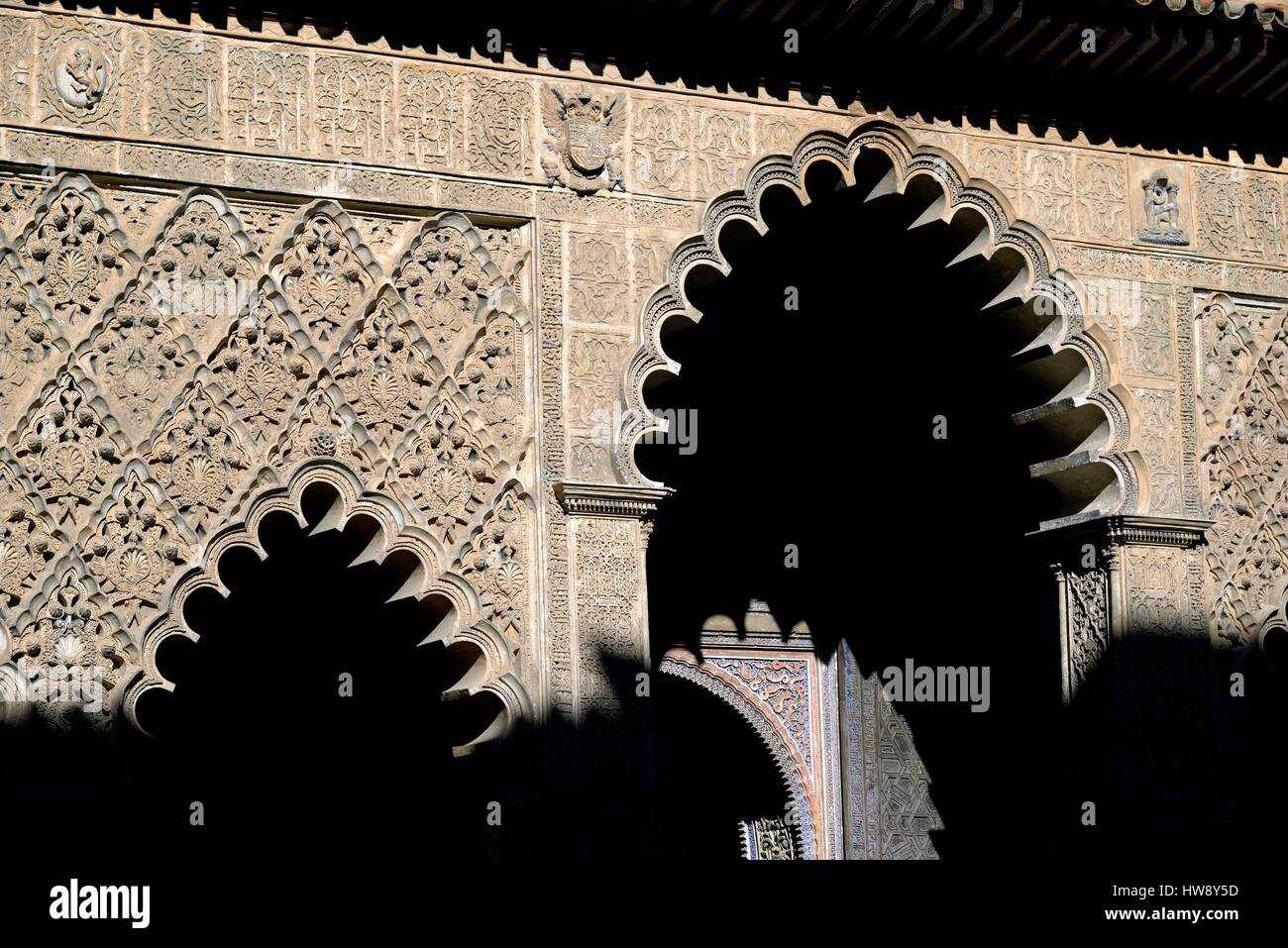 Spagna, Andalusia, Siviglia (Sevilla), Alcazar di Siviglia (Real Alcázar de Sevilla) elencati come patrimonio mondiale dall UNESCO, il Cortile delle fanciulle (Patio de las Doncellas), arcade dettaglio, scolpite le decorazioni a stucco Foto Stock