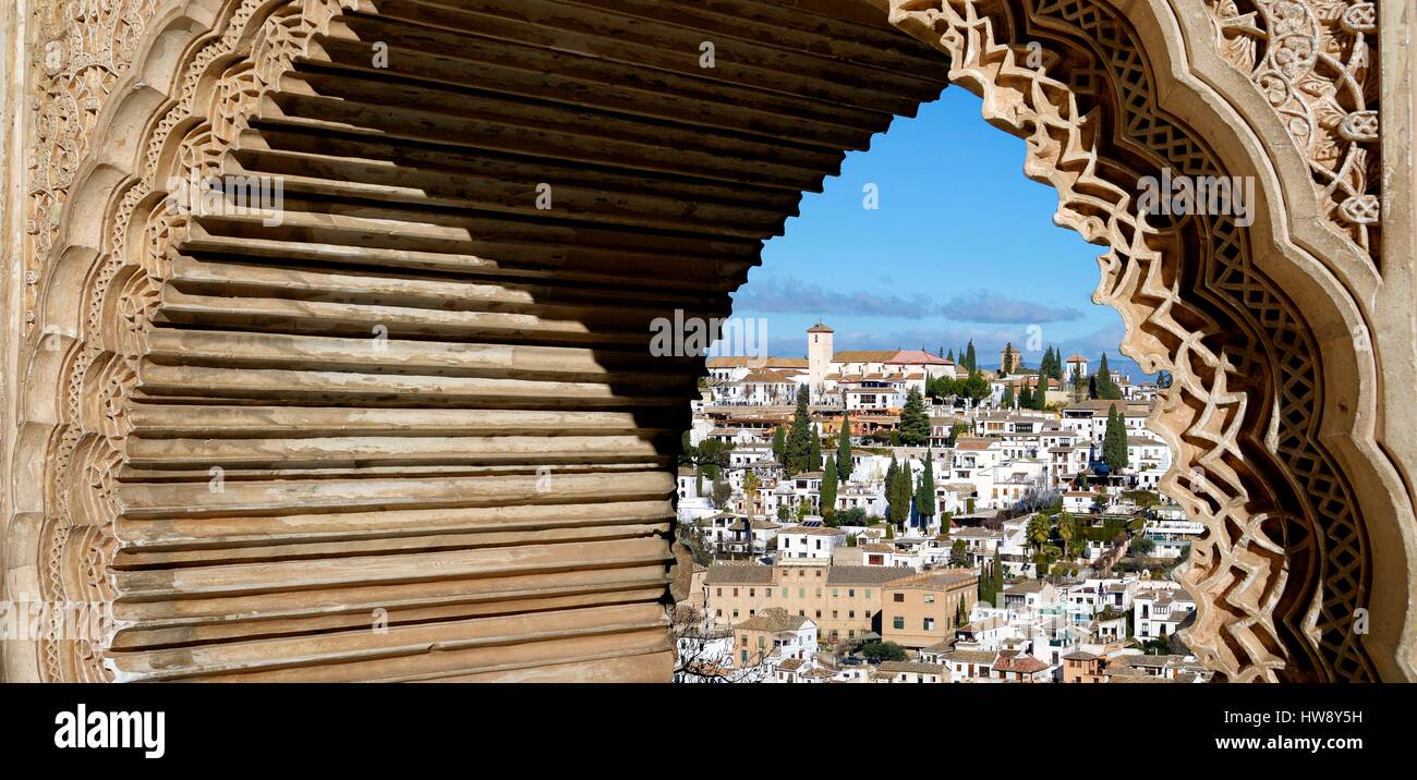 Spagna, Andalusia, Granada, il quartiere Albaicin (Albayzin, vecchio quartiere arabo), costruito su una collina, visto da una finestra del Signore Tower (Torre de Las Damas) nell'Alhambra giardini (Jardines del Partal), classificato come patrimonio mondiale dall' UNESCO Foto Stock