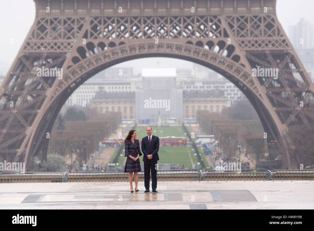 Duca e Duchessa di Cambridge al Trocadero, dove hanno partecipato ad un evento 'Les Voisins in Action' che mette in evidenza i forti legami tra i giovani di Francia e Regno Unito, durante una visita ufficiale a Parigi, Francia. Foto Stock