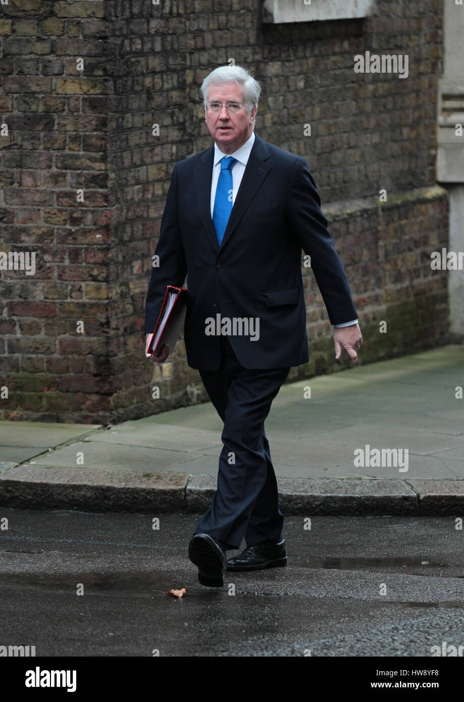 Sir Michael fallon mp il segretario di Stato per la difesa partecipa a una riunione del gabinetto a Downing street il 7 febbraio 2017 a Londra. Foto Stock