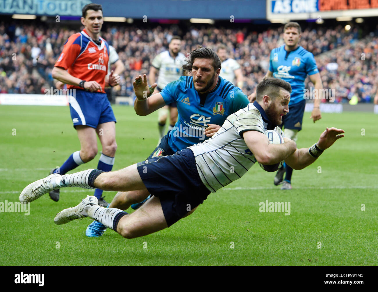 Scozia Tommy Seymour immersioni oltre al cliente Scotlands quarta prova prima dell'Italia Giovanbattista Venditti durante l RBS Sei Nazioni corrispondono a BT Murrayfield, Edimburgo. Foto Stock