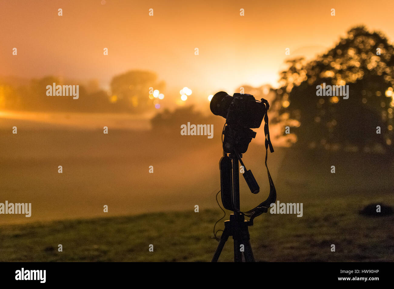 Astronomia fotografo durante il tramonto Foto Stock