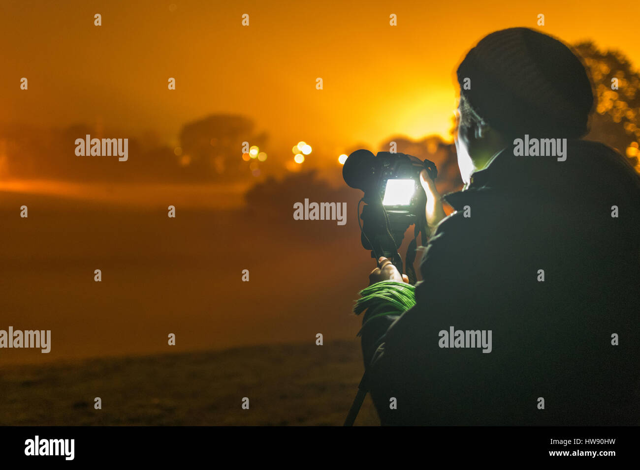 Astronomia fotografo durante il tramonto Foto Stock