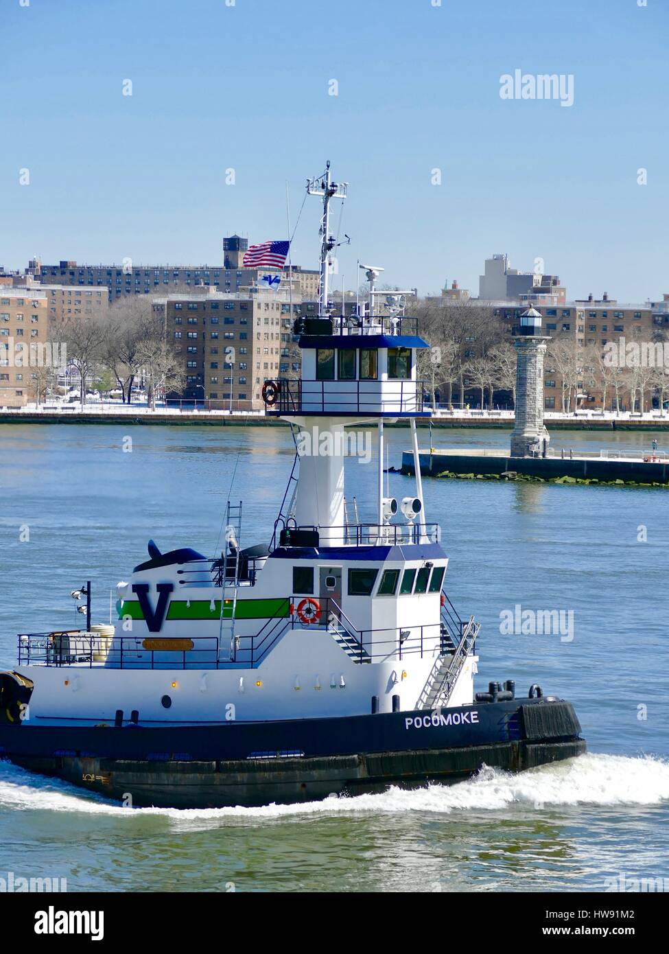 Rimorchiatore passa il Roosevelt Island Lighthouse sull'East River, Upper Eastside, New York New York, Stati Uniti d'America. Foto Stock