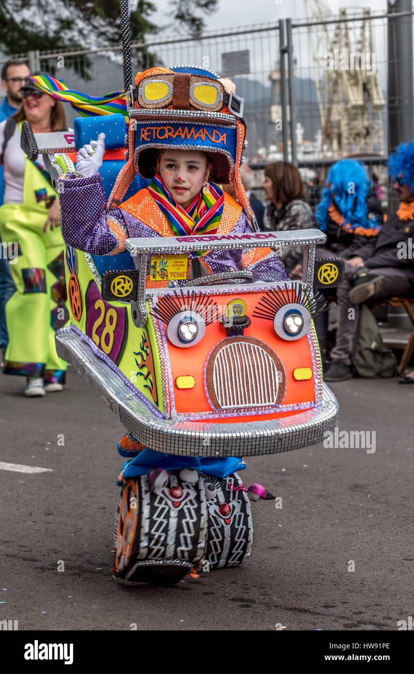 I bambini vestiti da dodgem auto in Tenerife sfilata di carnevale Foto  stock - Alamy